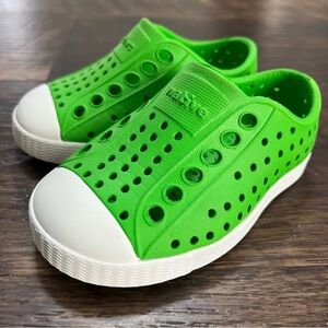 Native Jefferson natives green low top rubber water shoes sandals C4 4C
